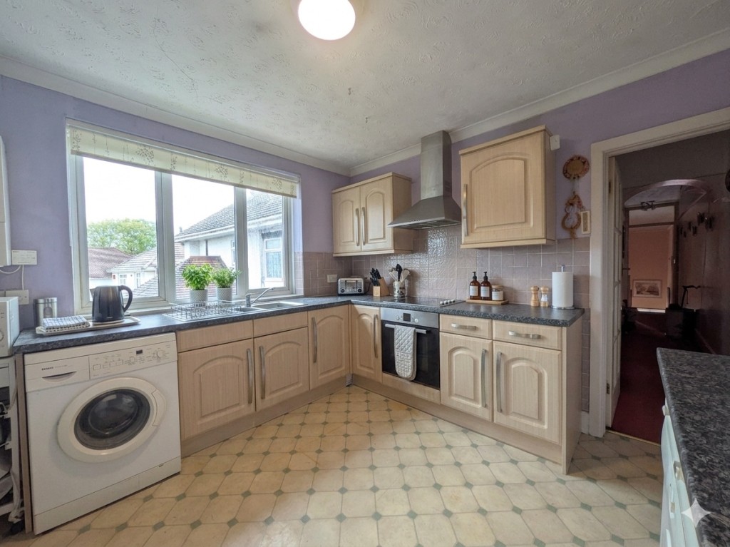Lot: 117 - FLAT FOR IMPROVEMENT - Kitchen with fitted worktops